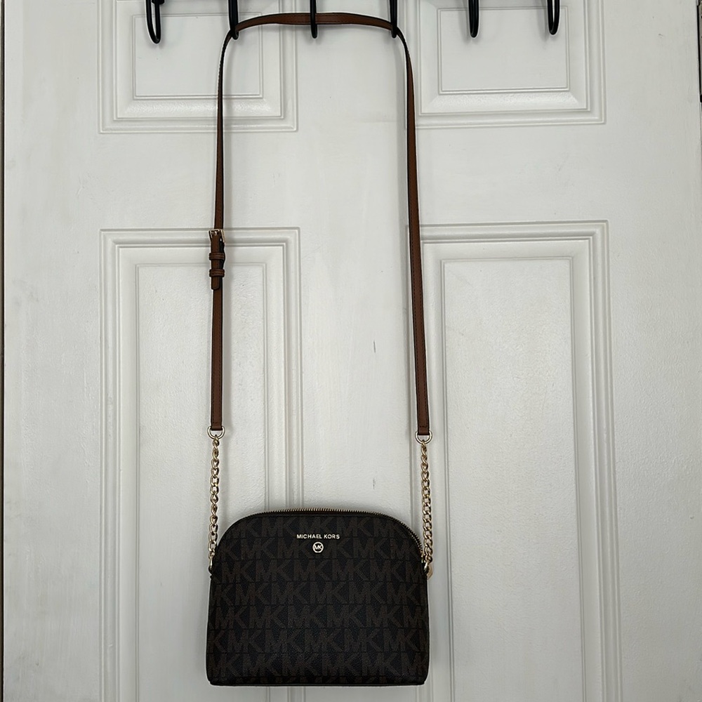 Rarely used, great condition Michael Kors crossbody.